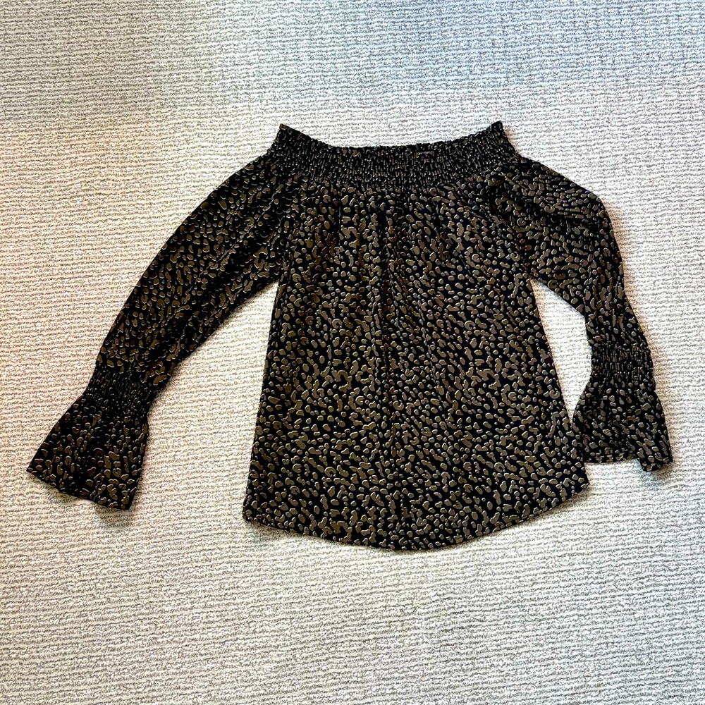 Evereve Allison Joy Black and Green Bell Sleeve Blouse Size M